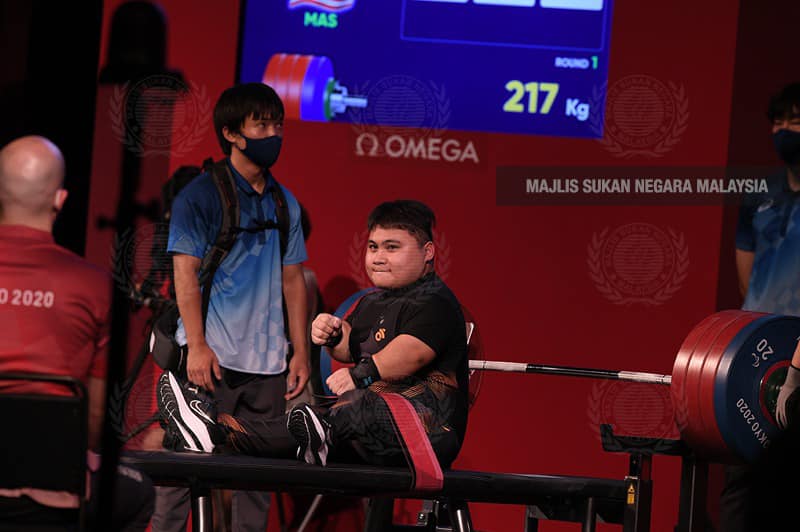 Jaguh angkat berat negara raih emas pertama, pecah rekod Paralimpik