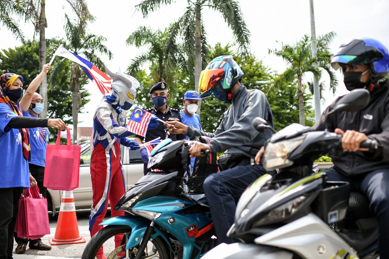 'Ultraman' bantu edar Jalur Gemilang dalam sekatan jalan raya