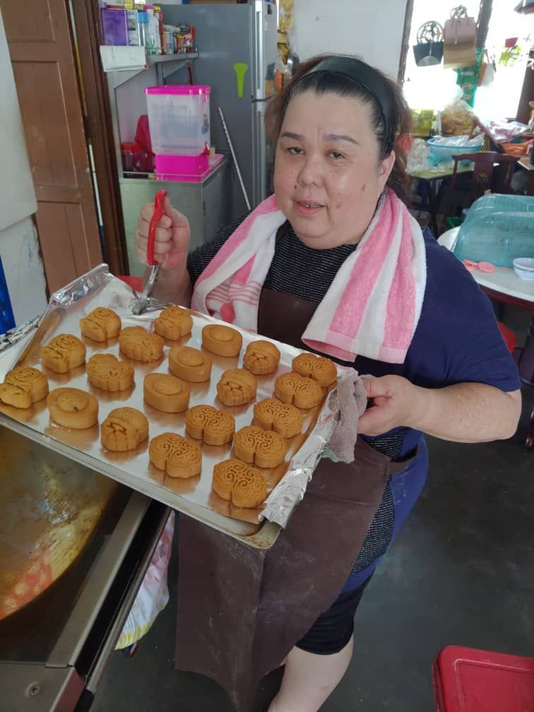 中秋节专题：疫情下坚守匠心  把祝福揉进月饼里