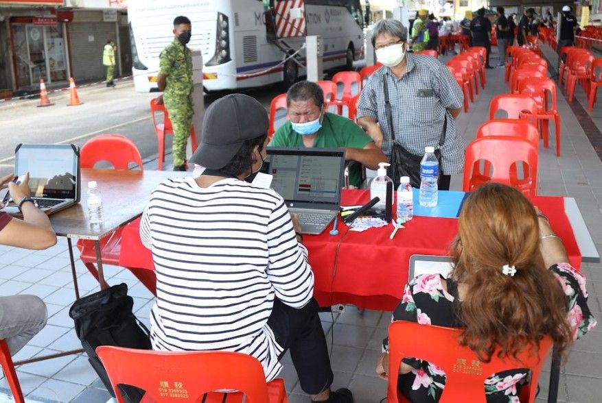 烈日下推轮椅步行半小时  姐姐伴中风弟弟打疫苗