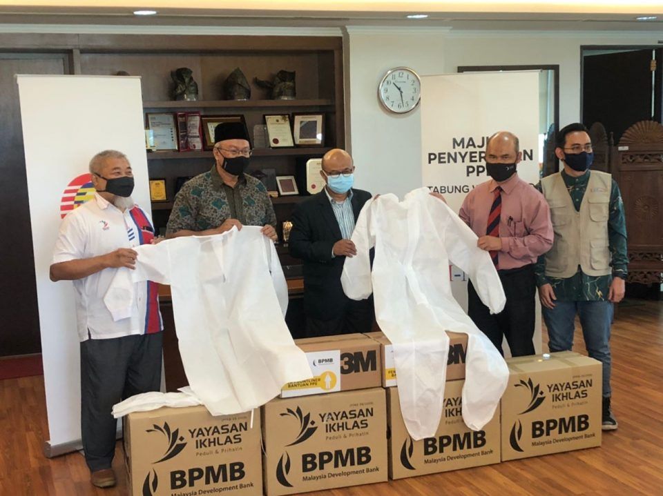 诚信基金.大马发展银行 赠雪卫生局1万套防护衣及抗疫物资