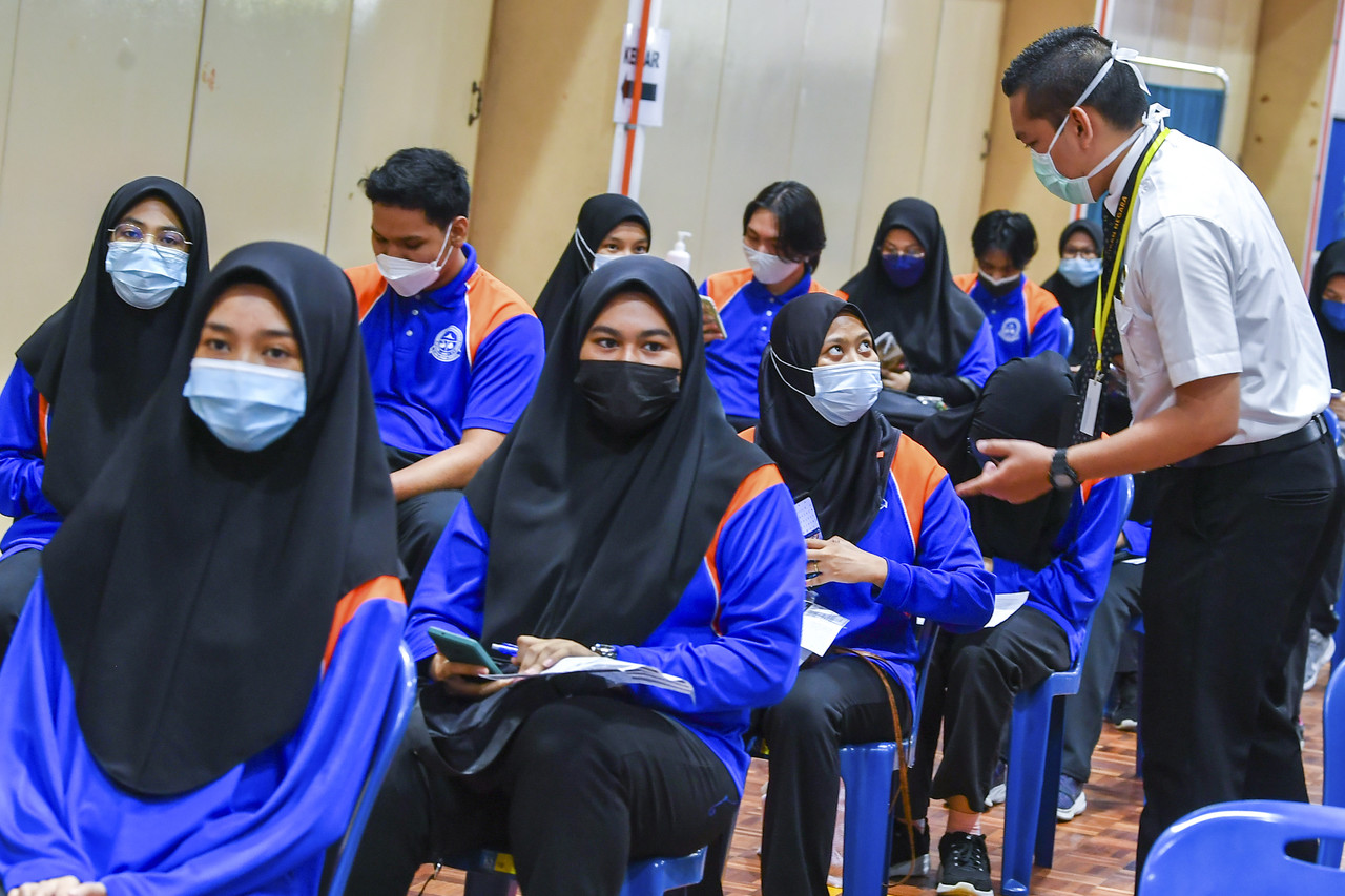 Teruja terima vaksin, pelajar mahu ke sekolah seperti biasa