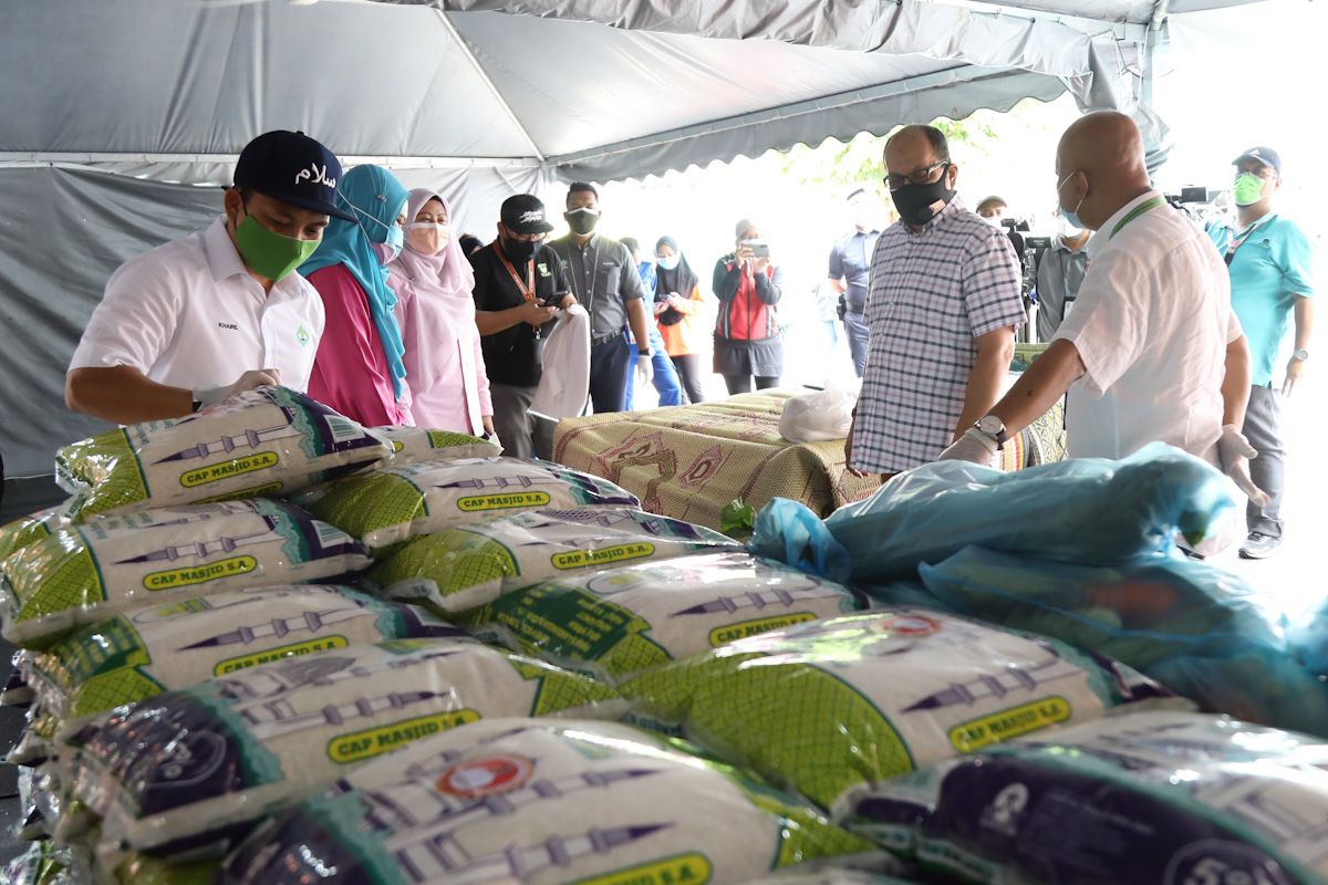 班丹英达逾8000家庭获食物篮 依兹汉：赠700学生手机电脑上网课