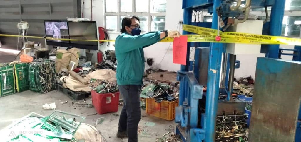 Premis haram proses 200 tan sisa buangan elektrik, elektronik diserbu