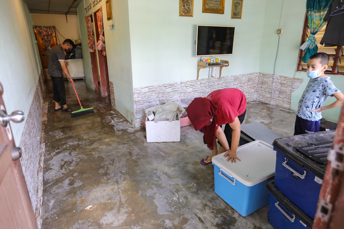 Banjir kilat, 1,000 penduduk Kampung Kebun Bunga terjejas