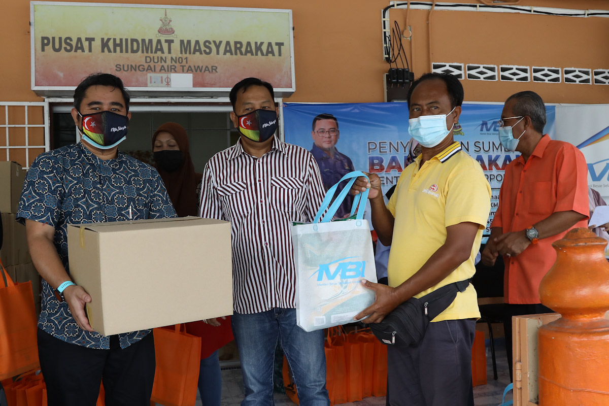 MBI agih bantuan makanan kepada penduduk DUN Sungai Air Tawar