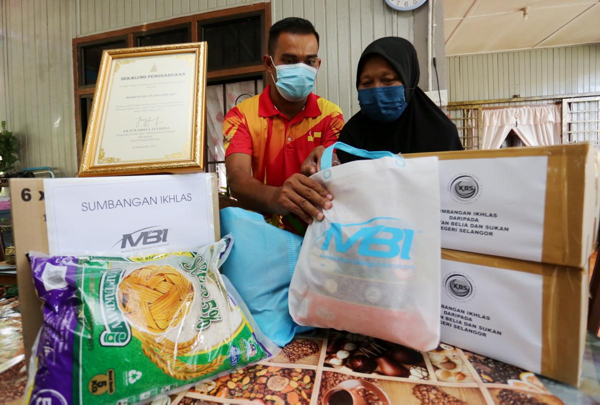 MBI bantu bekas pelari pecut para, hulur wang tunai dan bekalan makanan