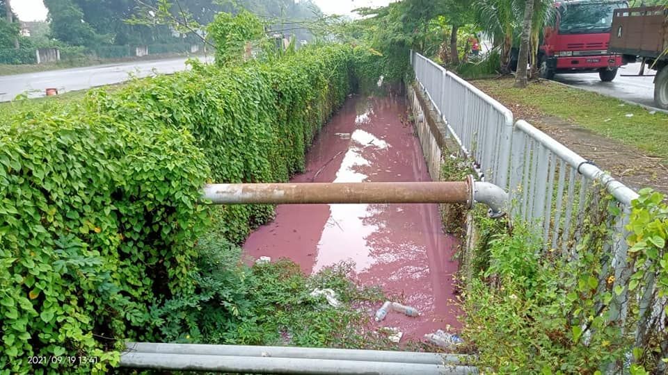 化工厂排污染红沟渠 雪环境局开1万罚单