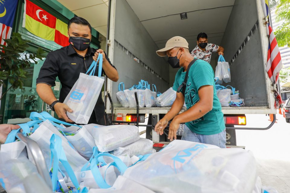 MBI donates 100 food packs to Media Selangor club