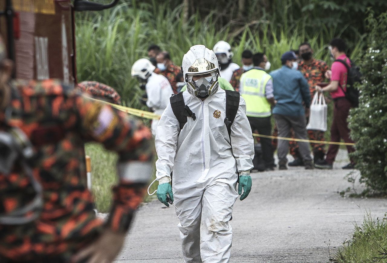 Empat individu ditahan, lupus sisa buangan toksik punca penduduk sesak nafas