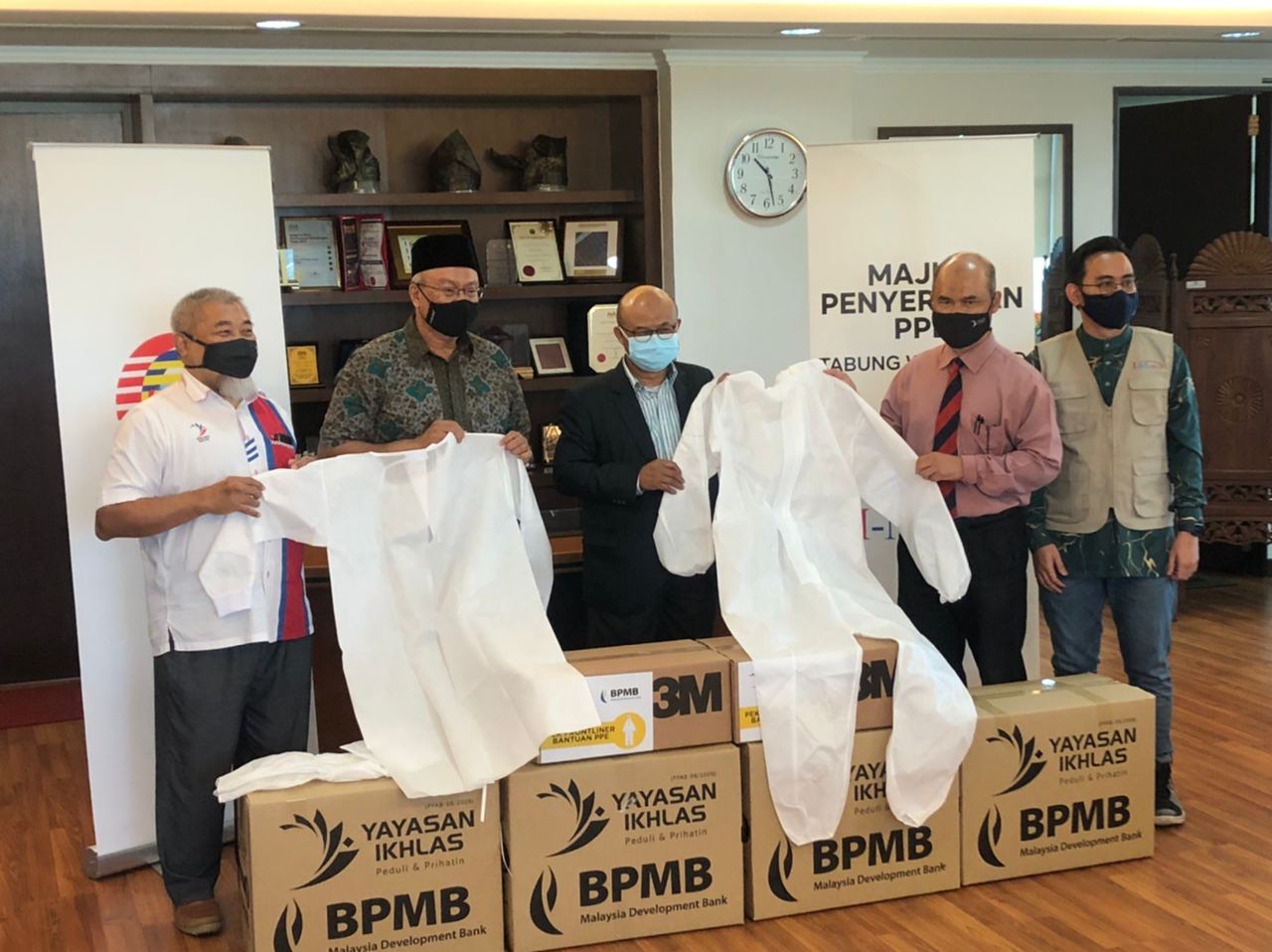 Dua NGO sumbang 10,000 PPE untuk petugas hadapan JKNS