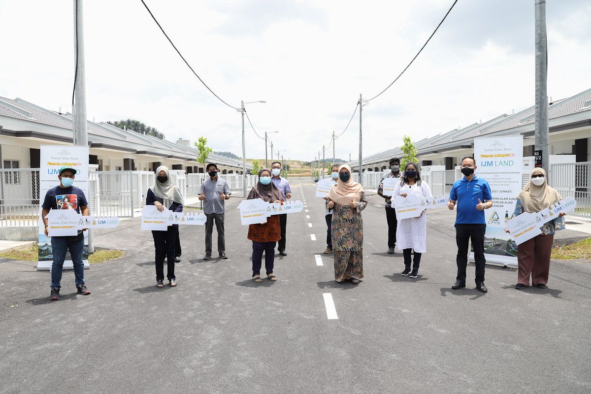 தரமான வீடுகளை தாமான் ஆலம் சூரியாவில் உள்ள ரூமா சிலாங்கூர் கூ  திட்டத்தில் வாங்கியவர்கள்  மகிழ்ச்சி.