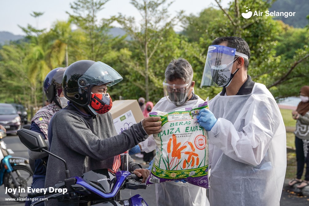 Air Selangor hulur makanan asas, baiki sistem paip keluarga B40