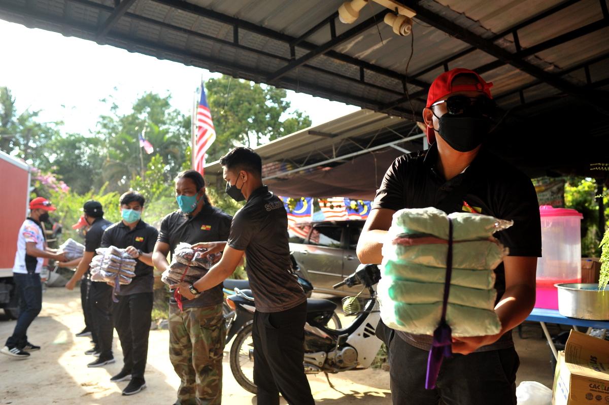 Sukarelawan Selangor agih bantuan makanan, kelengkapan ibadah kepada penduduk Yan