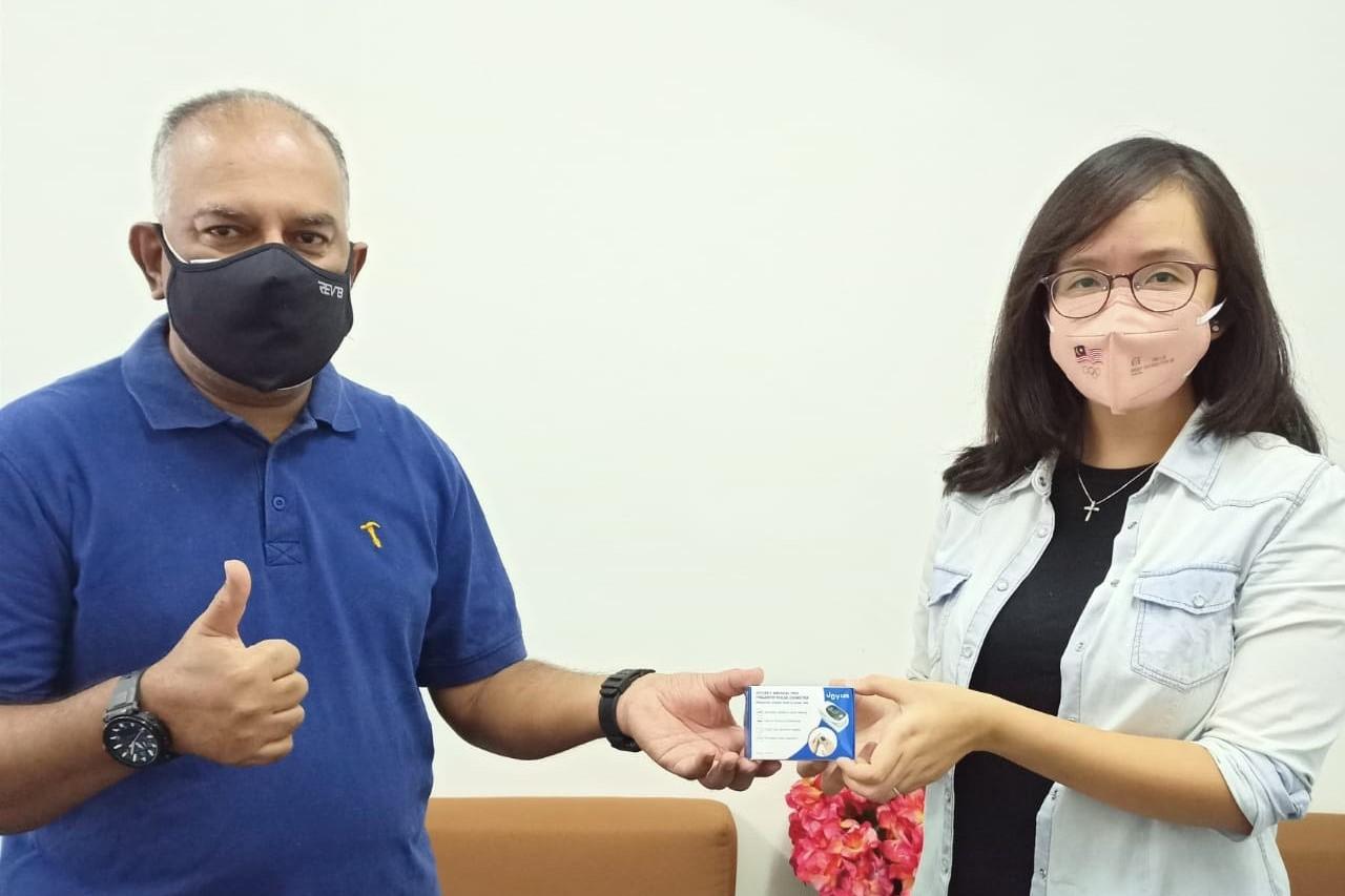 Wakil rakyat agih 100 pengukur oksigen kepada penduduk Subang Jaya