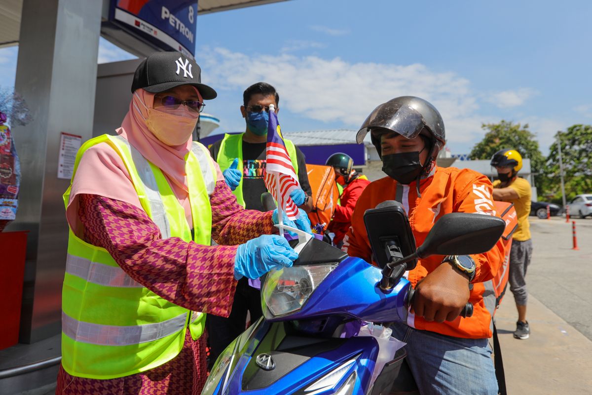 200 மோட்டார் சைக்கிளோட்டிகளுக்கு இலவச பெட்ரோல்:ரோட்சியா இஸ்மாயில் வழங்கினார்