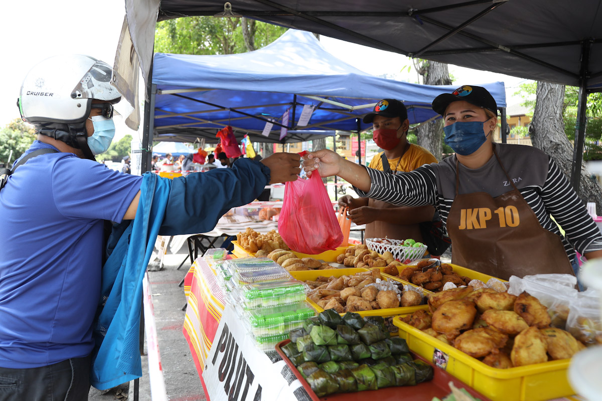 Peniaga tepi jalan di Selayang lega terima permit sementara