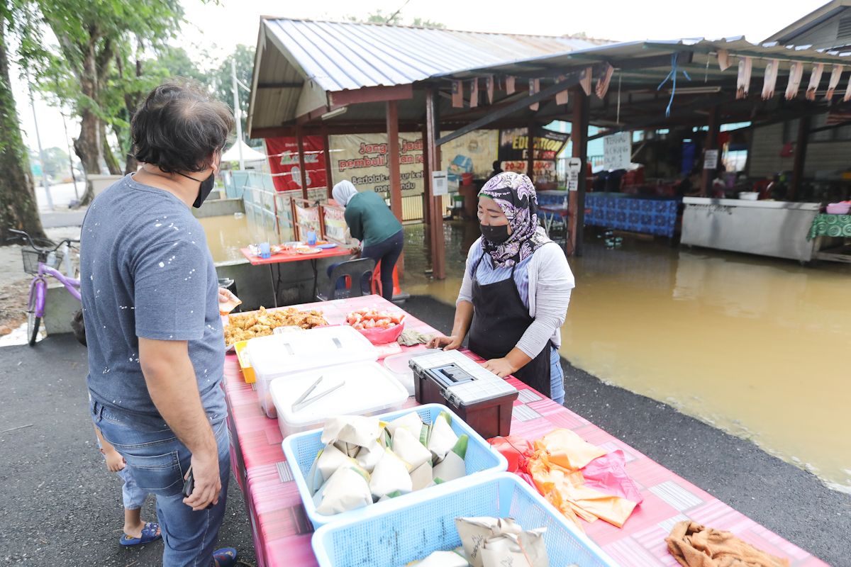 Banjir kilat, peniaga terpaksa teruskan operasi elak tanggung rugi