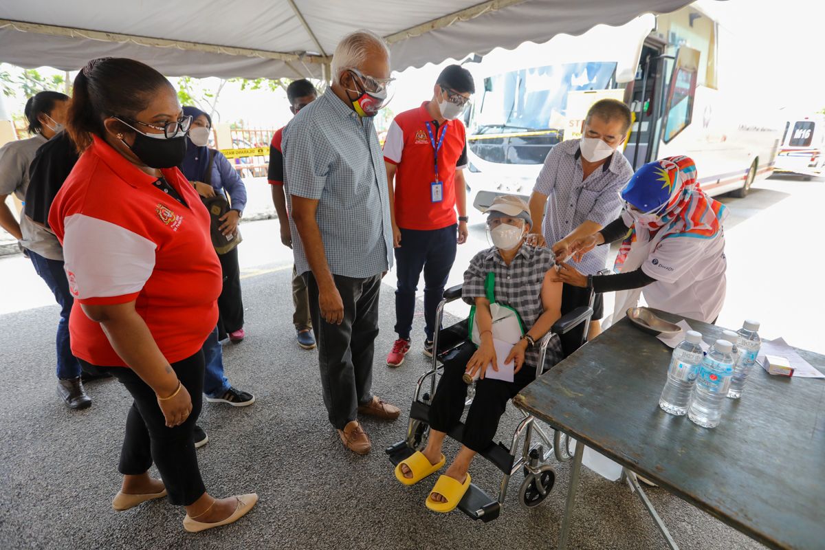 கிள்ளானில் நடுத்தர தடுப்பூசி மையம் தேவை- சார்ல்ஸ் சந்தியாகோ வலியுறுத்து