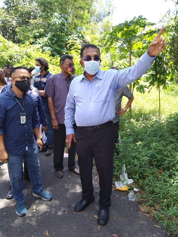 தாமான் செந்தோசாவில் அடிப்படை வசதி பிரச்னைகள்- அதிகாரிகளுடன் குணராஜ் ஆய்வு