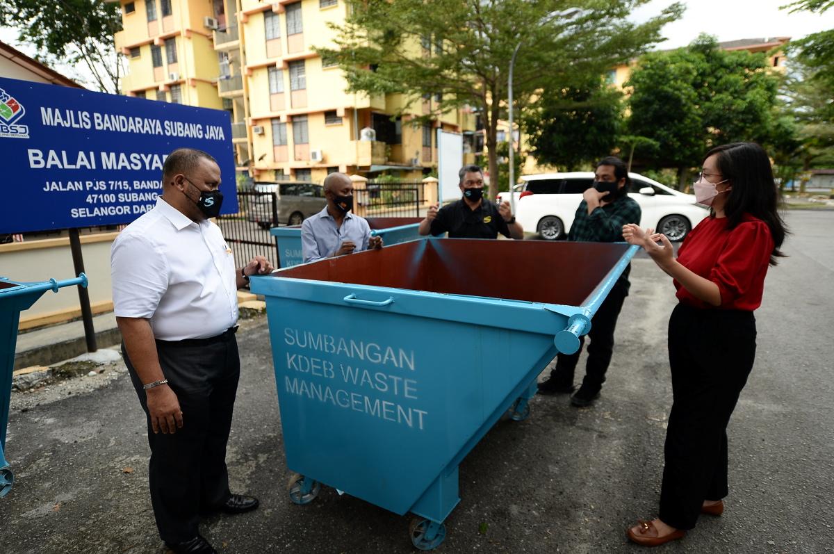 KDEBWM sumbang tong sampah ‘leach bin’ untuk kemudahan penduduk Pangsapuri PJS 7/15