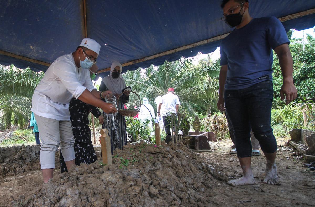 Selangor MB’s father laid to rest at Pontian
