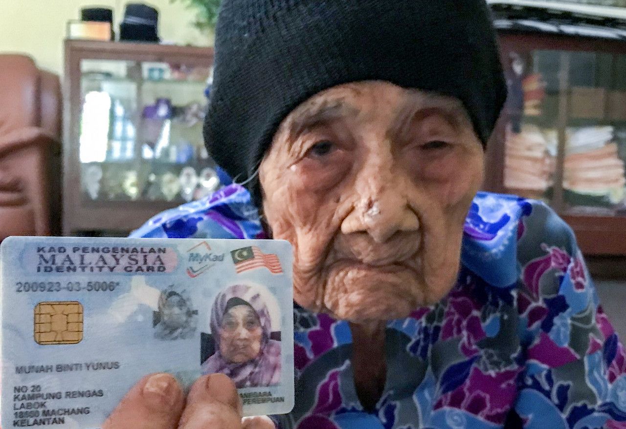 Dua beradik usia lebih seabad tidak lepas peluang suntik vaksin