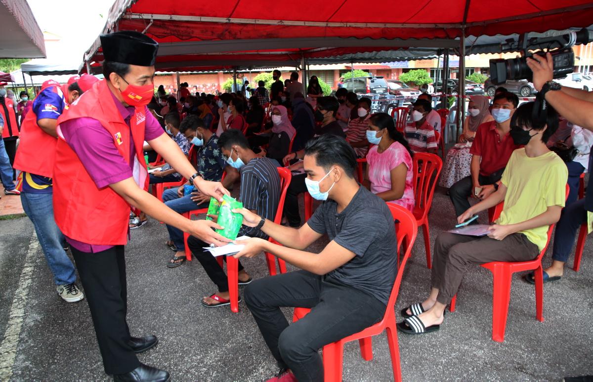 Sukarelawan Sungai Kandis edar 1,000 pek sarapan buat remaja divaksin