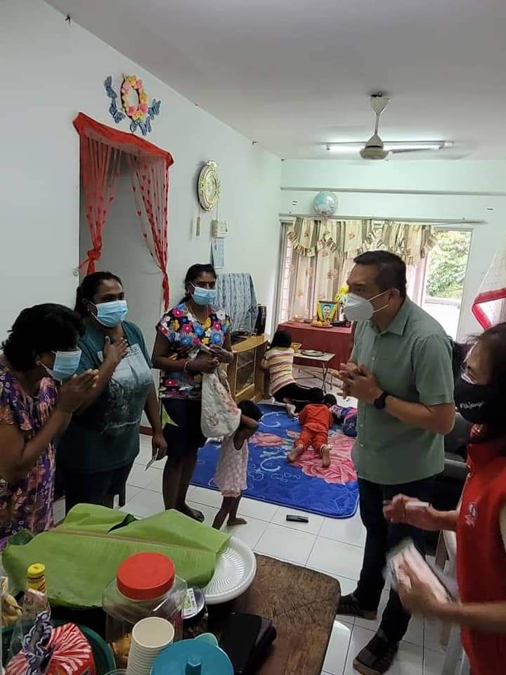 ஜனவரி, பிப்ரவரி மாதம் பிறந்த மூத்த குடிமக்களுக்கு வெ. 100 பற்றுச் சீட்டு- கின்ராரா தொகுதி வழங்குகிறது