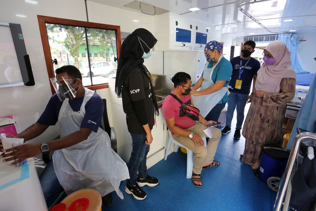 நாட்டில் 89.7 விழுக்காட்டு பெரியவர்கள் தடுப்பூசியை முழுமையாகப் பெற்றனர்