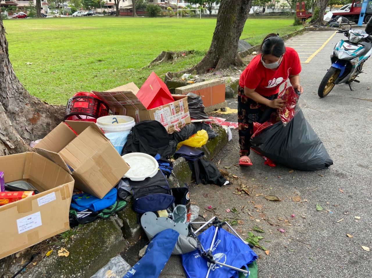 2无良商家乱丢垃圾  灵市厅发罚单.下令清走垃圾