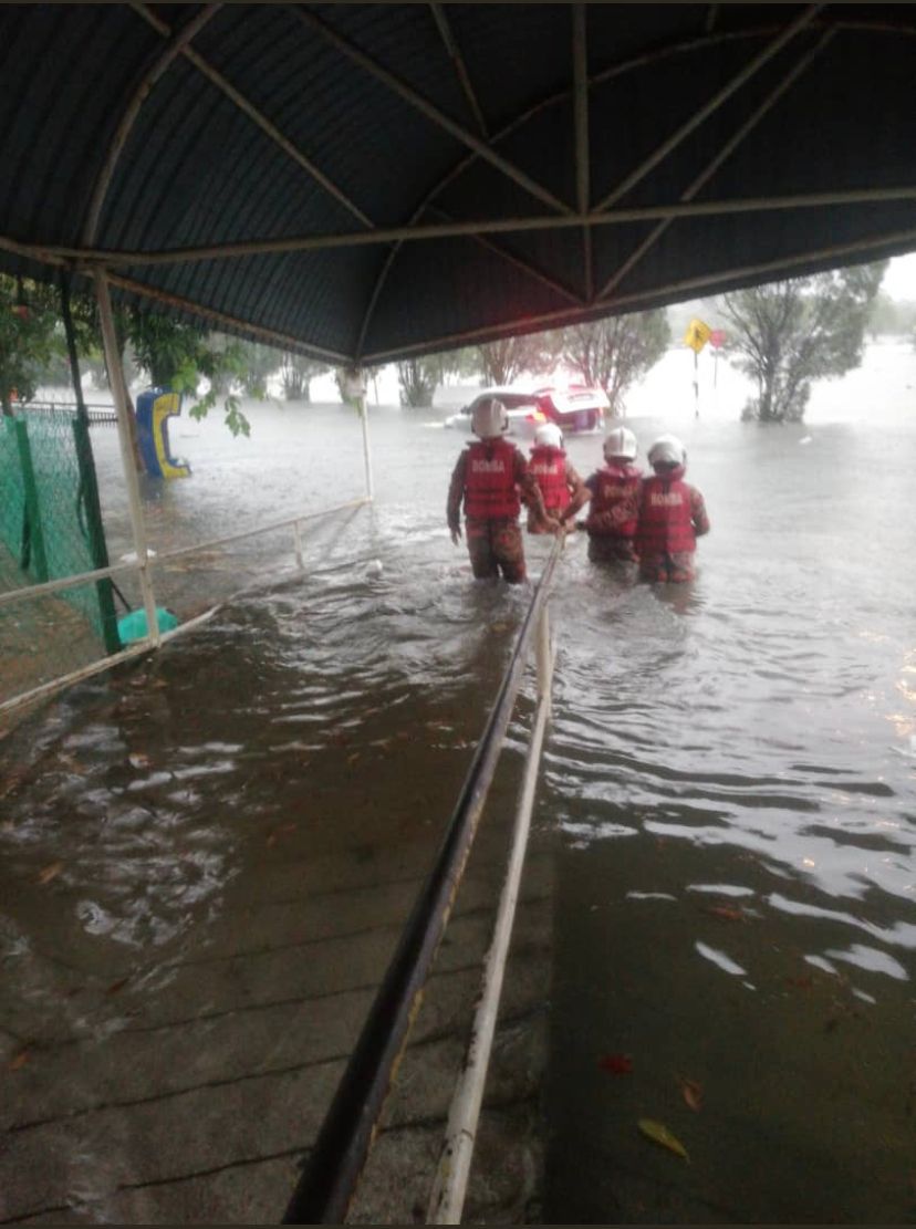 Flash floods hit parts of Shah Alam