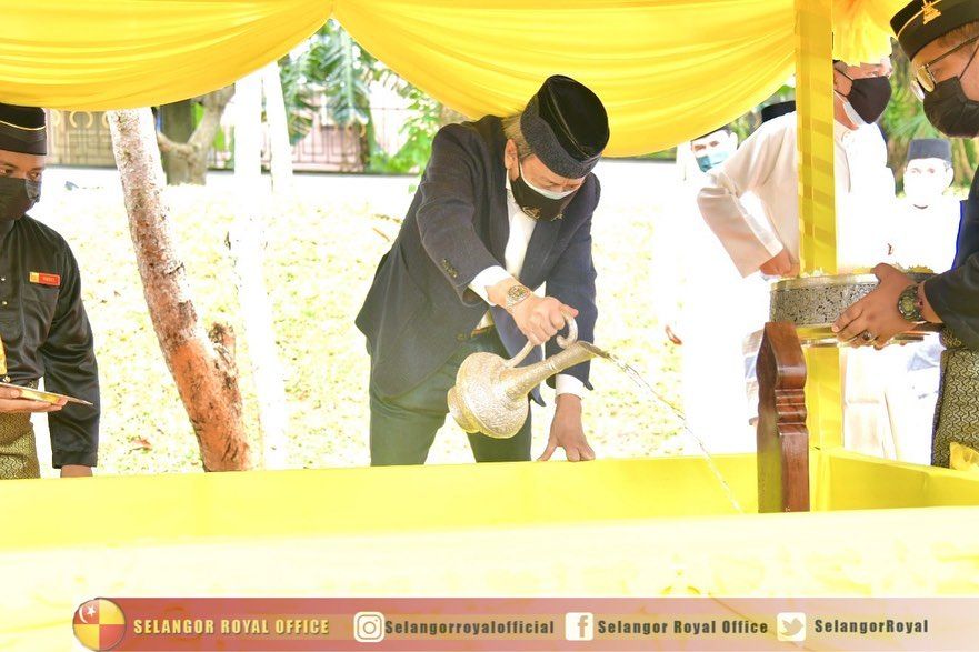 Sultan berangkat ke majlis pemakaman Almarhumah Tengku Thuraya