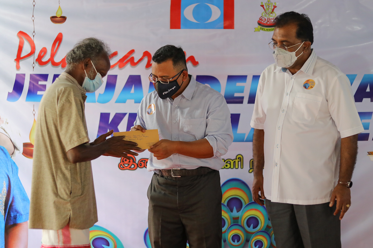 MB serah sumbangan RM12,000, baucar beli-belah sempena Deepavali