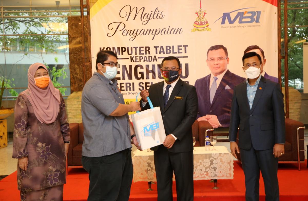 MB agih 57 tablet, kad sim kepada penghulu mukim Selangor