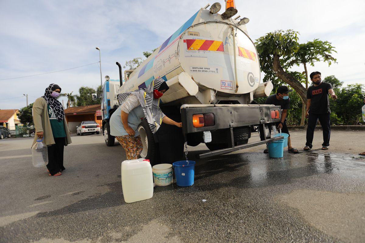 Warga emas syukur terima bantuan botol air minuman