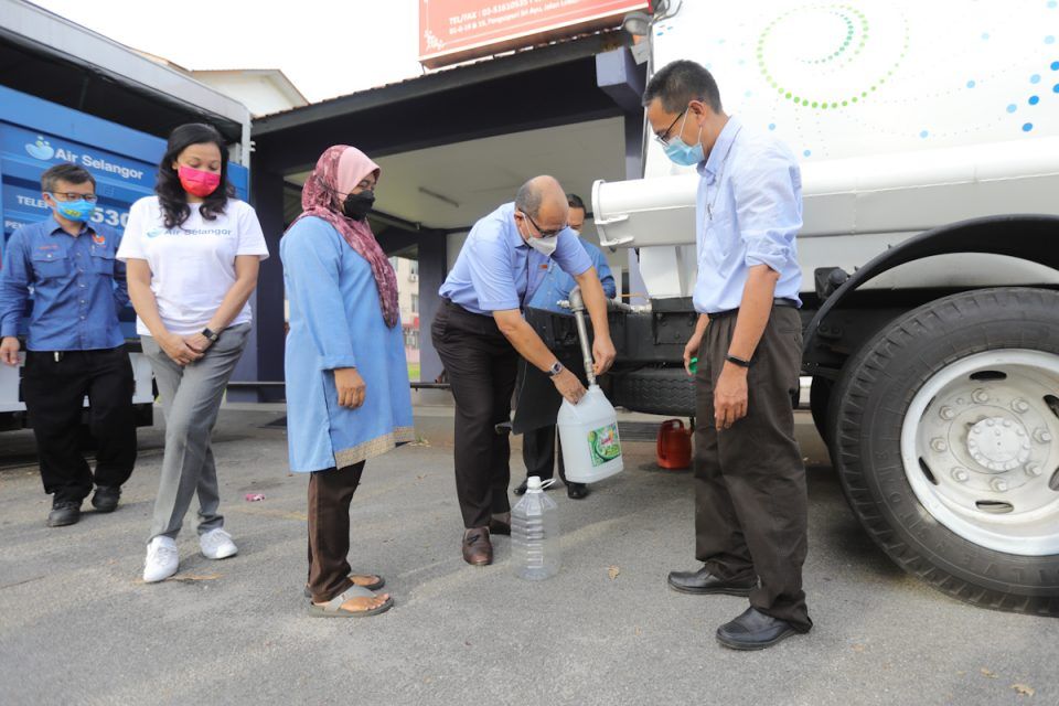 雪州政府.水供公司上下总动员 为制水区派水减轻生活不便