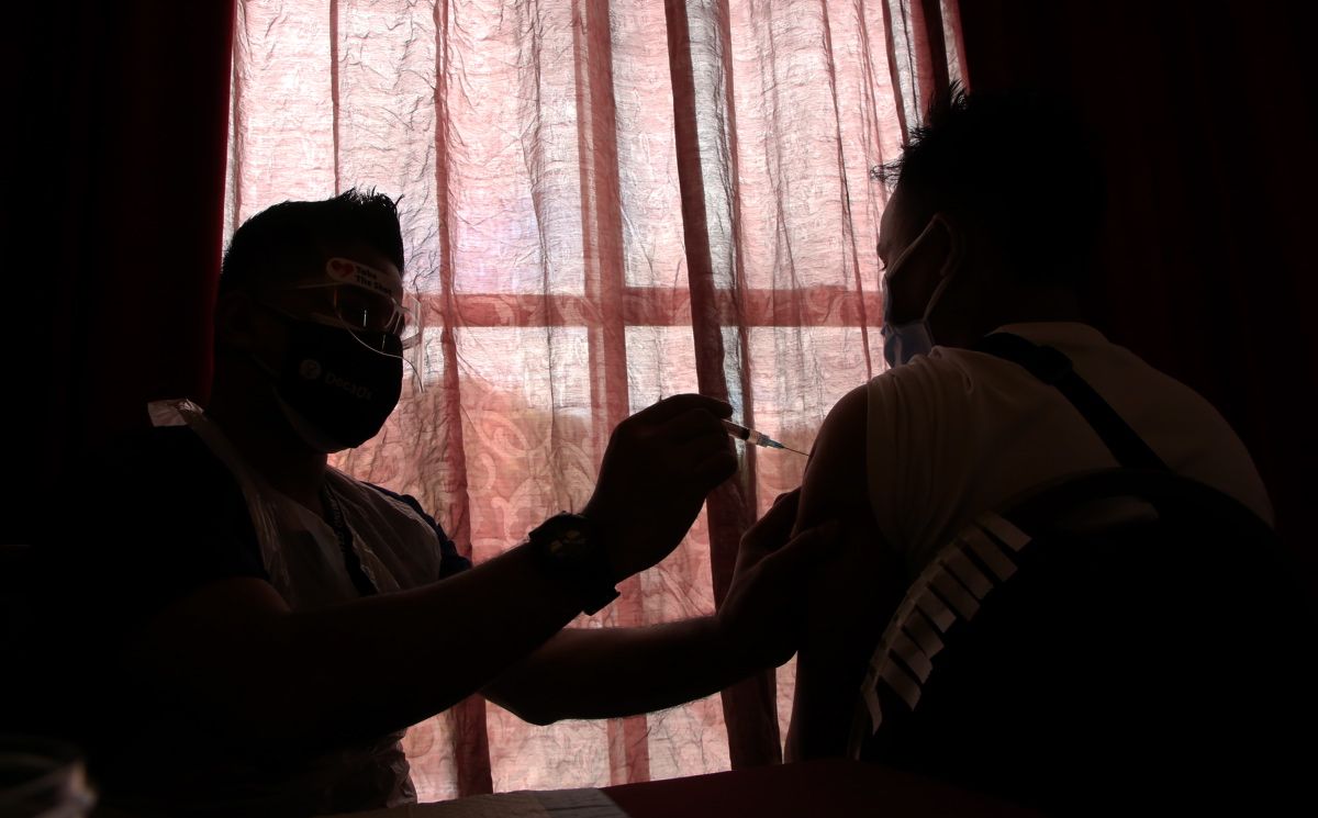 நாட்டில் 94.2  விழுக்காட்டு பெரியவர்கள் தடுப்பூசியை முழுமையாகப் பெற்றனர்