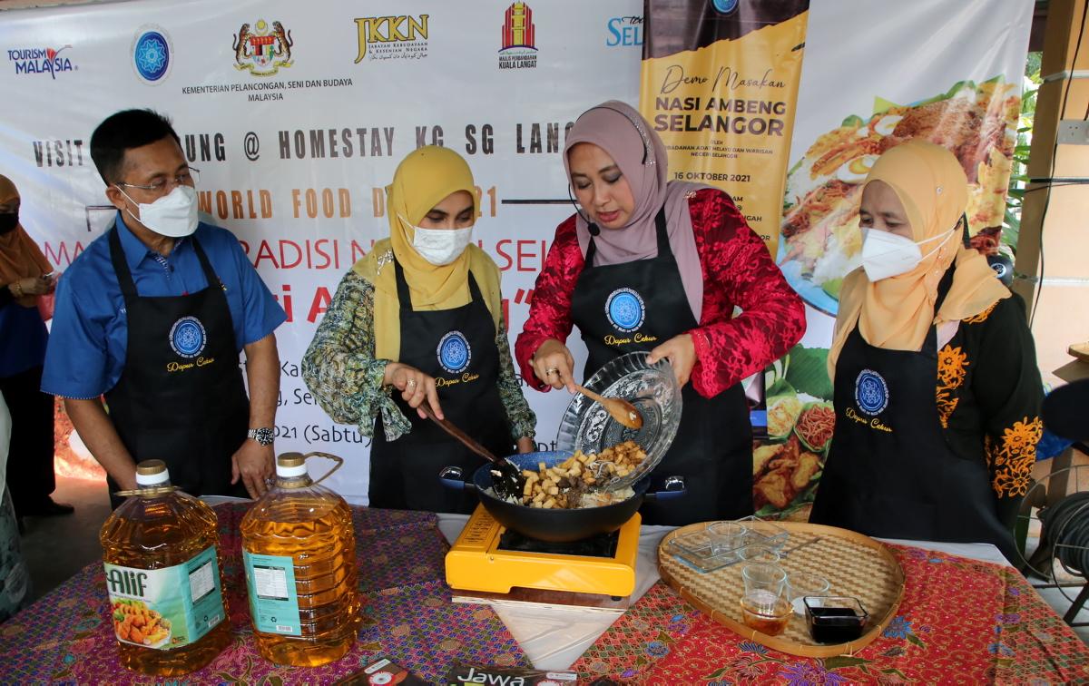 Isteri MB luang masa demo masakan nasi ambeng