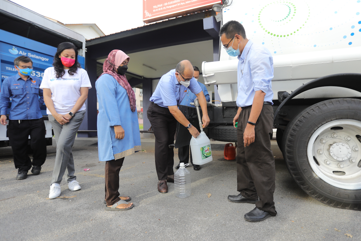 Ribuan botol air minuman diagih ke hospital, pusat dialisis