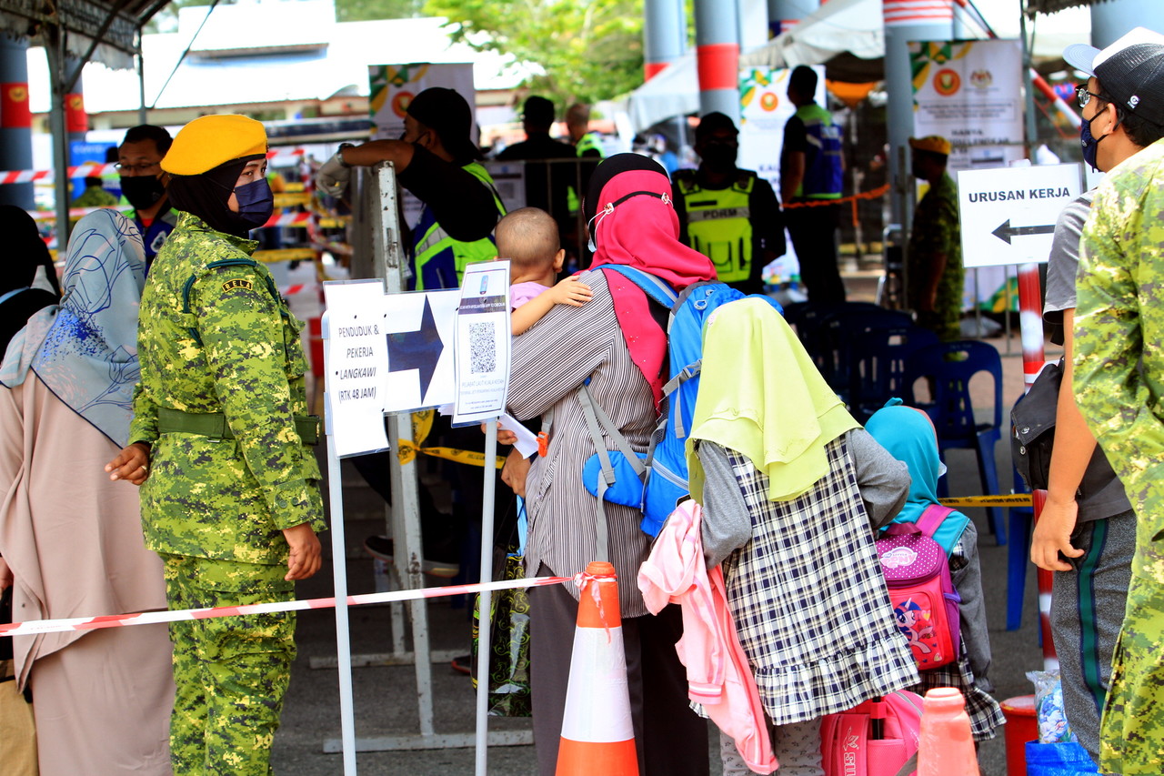 Feri bawa lebih 500 penumpang dari Langkawi terkandas, sangkut beting lumpur