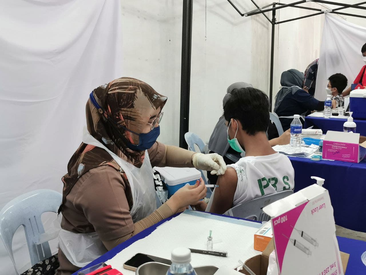 Ibu bapa, anak terima suntikan vaksin serentak di program Selvax