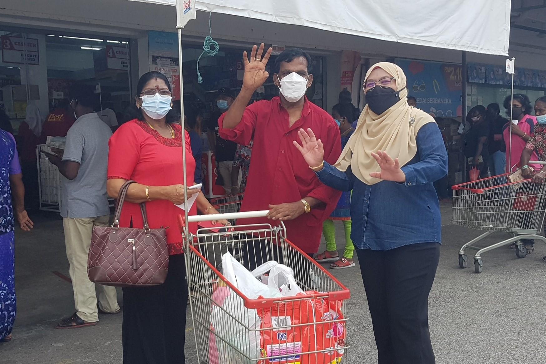 400 penduduk Permatang terima baucar Jom Shopping Deepavali