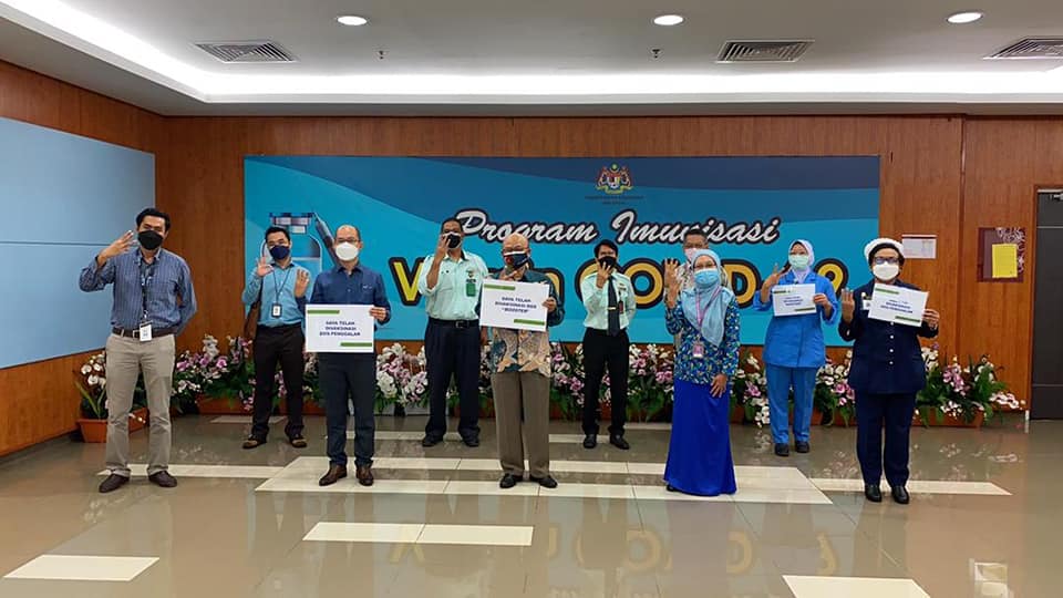 Pengarah Kesihatan Negeri individu awal terima suntikan dos penggalak