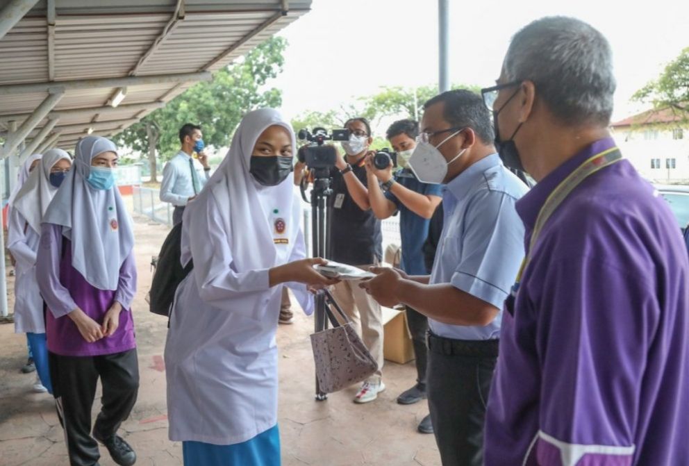 大臣派口罩消毒液  提醒师生遵守防疫SOP