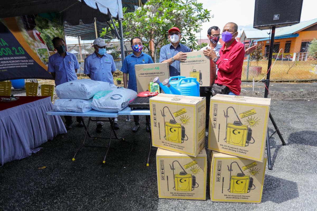 Lapan kebun komuniti terima bantuan peralatan RM40,000