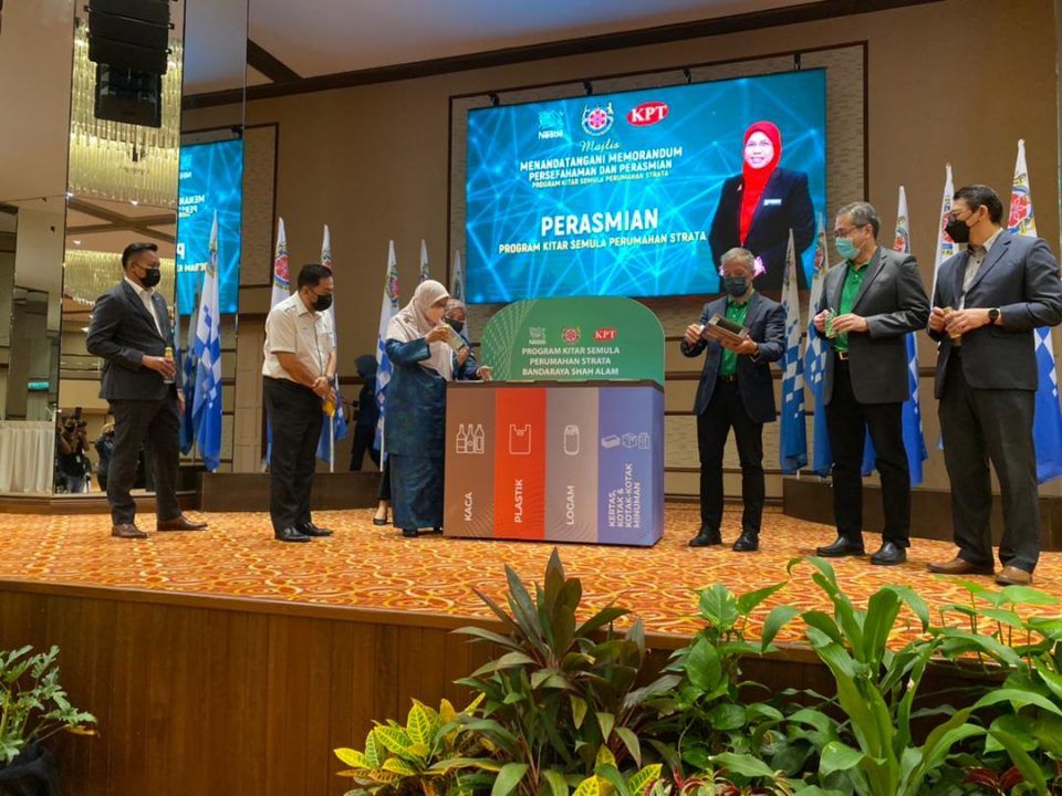 分类垃圾可再创价值.保护环境 罗芝雅促KDEB寻地建回收站