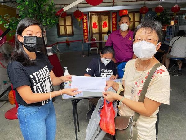 双溪威新村150居民 喜获100令吉雪乐龄购物劵