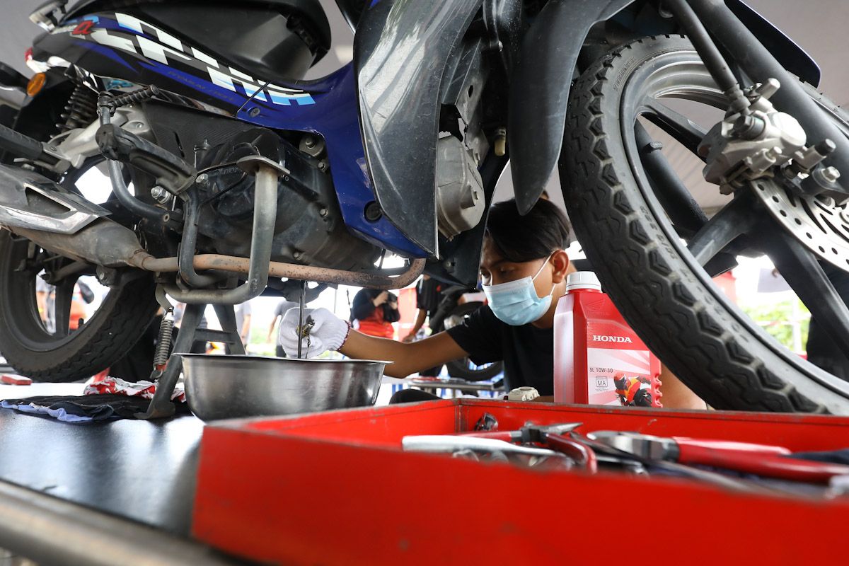 Penerima lega dapat bantuan selenggara motosikal percuma