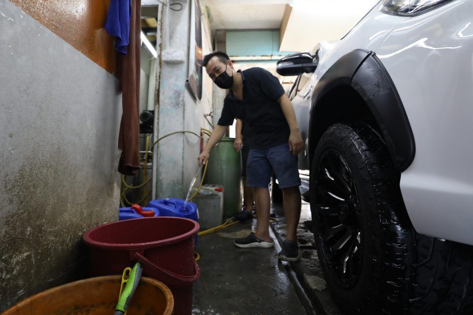 万津大街商贩提前存水应对滤水站维修 昨如常开门做生意